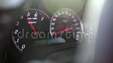 跑车通过方向盘拍摄的仪表板速度表和转速表。